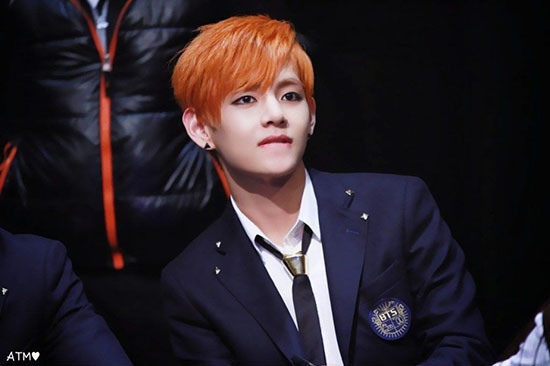 Năm 2014 là thời điểm BTS mới debut được một năm, và V nhìn như một cậu học trò cá tính và nổi loạn với tóc nhuộm màu cam rực rỡ, kẻ viền mắt rất đậm.