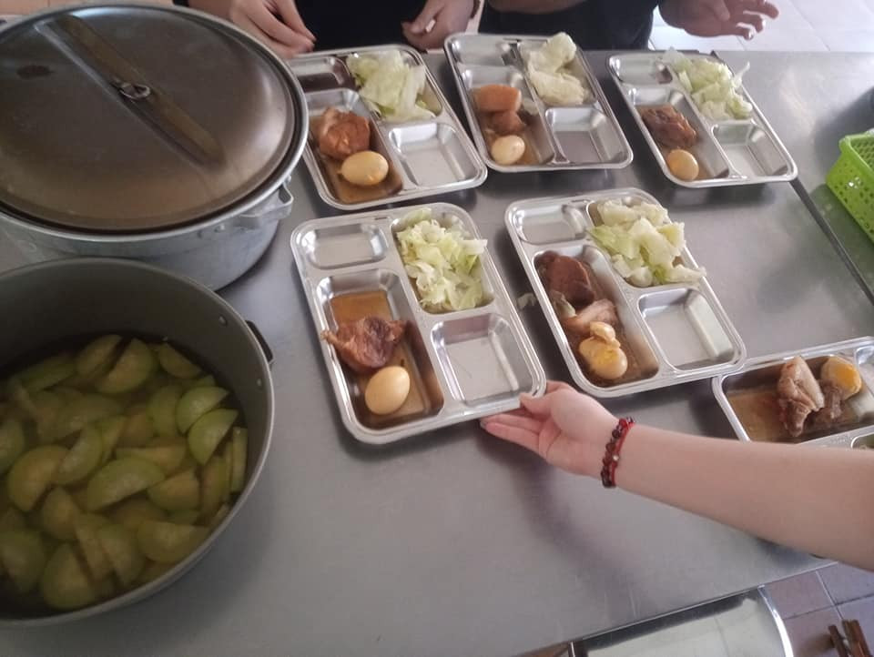 Những bữa cơm do các chú bộ đội trổ tài nấu nướng.