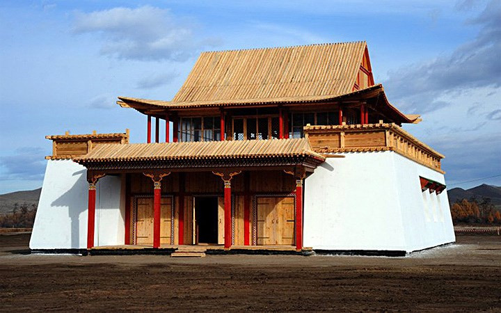 Một trong những ngôi đền Phật giáo lớn nhất ở Nga là tổ hợp Ustuu-Khuree được xây dựng từ năm 1905 nhưng cũng bị chính quyền Xô viết đóng cửa vào những năm 1930 như nhiều ngôi đền khác.