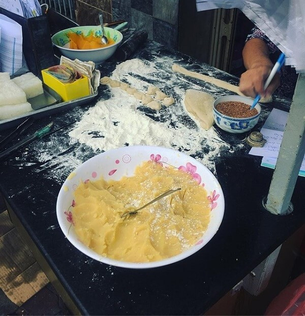 Ở Sài Gòn có muôn kiểu biến tấu của bánh tiêu ảnh 5 Ở Sài Gòn có muôn kiểu biến tấu của bánh tiêu ảnh 5