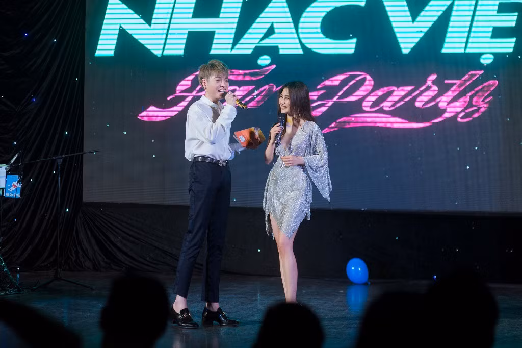 Câu nói này của Tràm đã khiến cả khán phòng vỡ oà hạnh phúc và xúc động trước tình cảm cả hai dành cho nhau trước khi Hương Tràm đi du học.