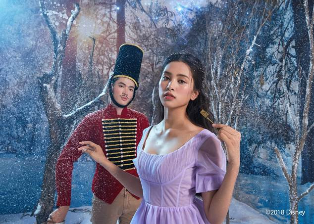 Trong quá trình khám phá bí mật, Clara đã gặp được chú lính chì, người bạn tốt luôn ở bên cạnh giúp cô sức mạnh vượt qua mọi trở ngại, thử thách giúp cô tìm được câu trả lời cuối cùng.