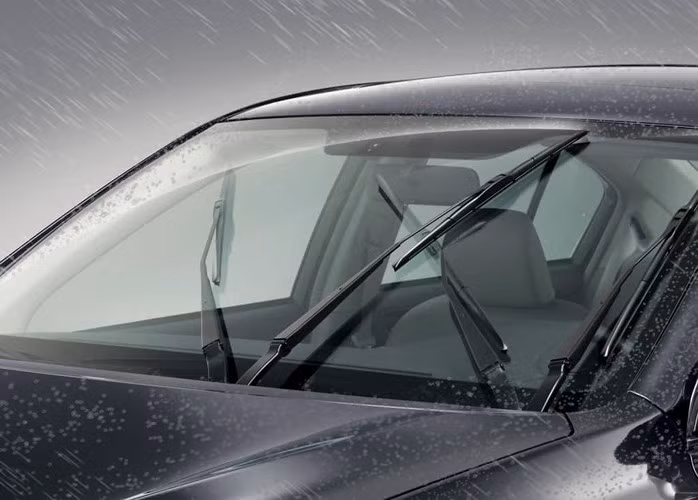 Cần gạt nước ô tô. Hãy lái xe và sử dụng cần gạt nước nếu như bạn không muốn bị vi phạm pháp luật.