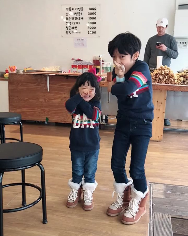 Khác với vẻ chuyên nghiệp trong các bức hình hay trên sàn catwalk, ngoài đời Lee Yoo nghịch ngợm, đáng yêu đúng với lứa tuổi của mình. Instagram của chàng mẫu nhí hiện có gần 24.000 lượt theo dõi.