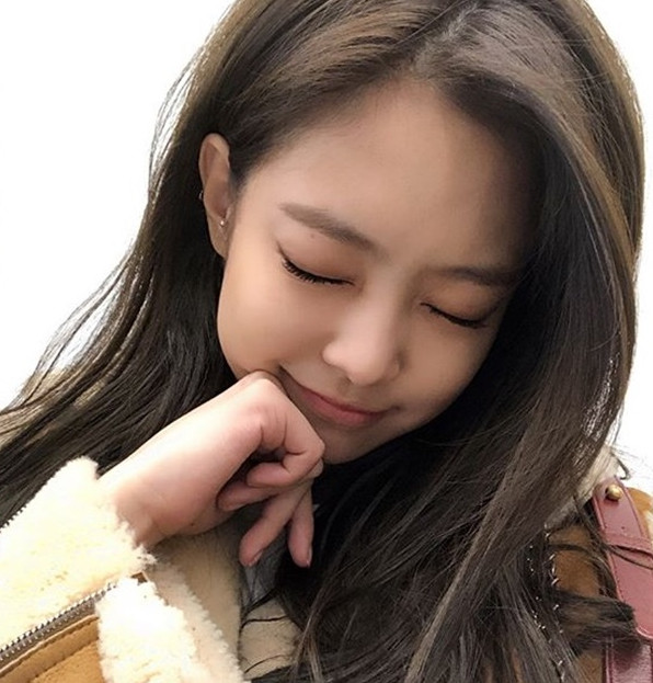 Mà quả thực là Jennie đã oải đến mức quyết định nhắm mắt khi selfie cho lành.