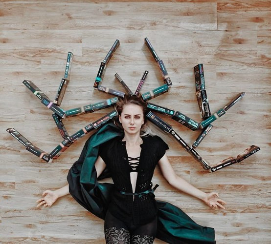 Những bức ảnh của cô ngày càng phức tạp và sáng tạo.