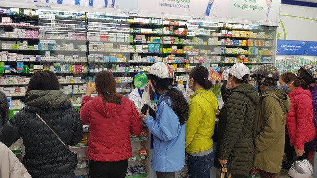 Trong quầy thuốc vô cùng nóng nực và khó thở vì có tới hàng chục người đứng trong xếp hàng chờ mua khẩu trang. Trong quầy thuốc vô cùng nóng nực và khó thở vì có tới hàng chục người đứng trong xếp hàng chờ mua khẩu trang.
