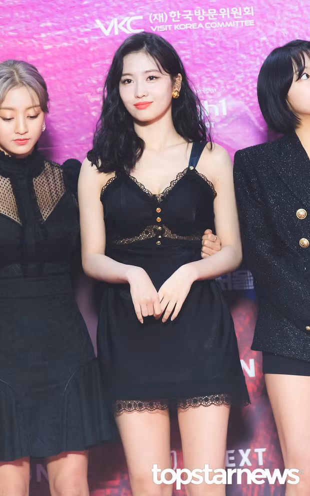 Thậm chí Jihyo đứng bên cạnh cũng phải vòng tay sang ôm Momo cho cô nàng đớ rét.