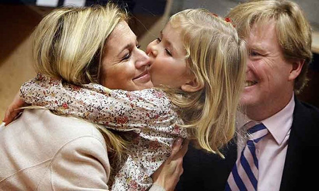 Công chúa Hà Lan Amalia ôm chặt lấy mẹ là Công nương Maxima (hiện là Hoàng hậu) trước khi nhập học tại trường Bloemcamp ở Wassenaar năm 2007.