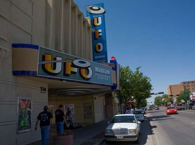 Trung tâm nghiên cứu và bảo tàng UFO quốc tế, New Mexico, Mỹ: Địa điểm này dành cho những người yêu thích tìm hiểu về các dạng thức sống ngoài Trái Đất và các UFO (vật thể bay không xác định).