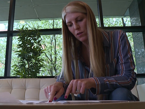 Cô Tadlock đang kể lại câu chuyện “quả táo miễn phí giá 500 đôla”.