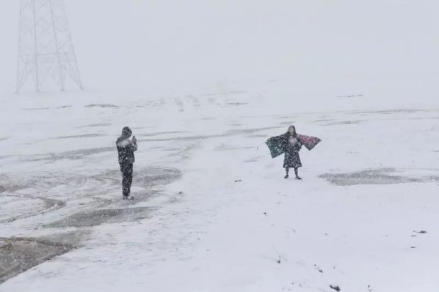 Khi biết thông tin về hiện tượng lạ, nhiều du khách ở các tỉnh lân cận như Cam Túc, Tứ Xuyên đã nườm nượp kéo về Thanh Hải với mong muốn ghi lại khoảnh khắc này.