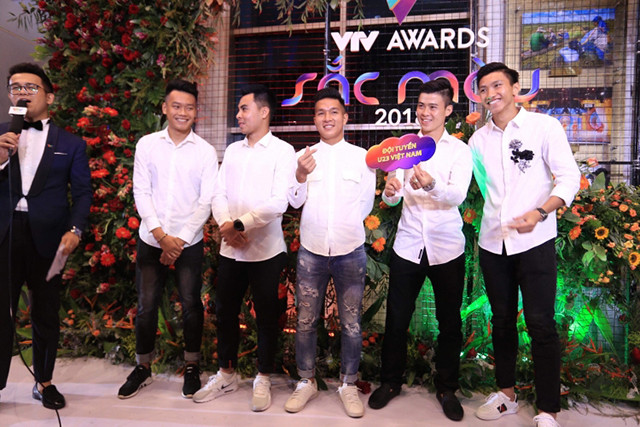 U23 Việt Nam xuất hiện rạng rỡ với áo sơ mi trắng “soái ca” tại buổi trao giải.