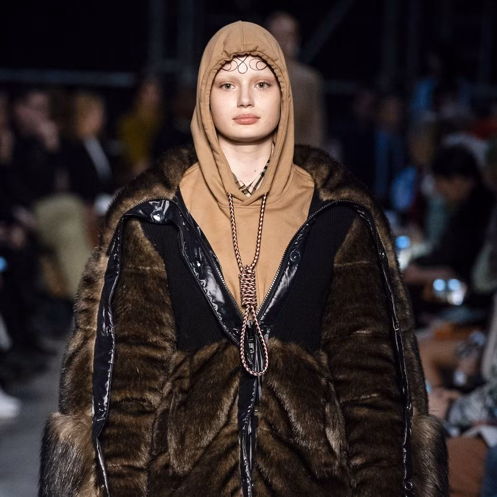 Hình ảnh người mẫu mặc chiếc áo trên sàn trình diễn.