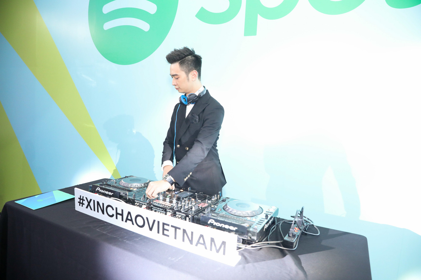 Slim V là DJ chính của bữa tiệc. Anh đã mang đến những giai điệu sôi động, cuốn hút từ đầu đến cuối.