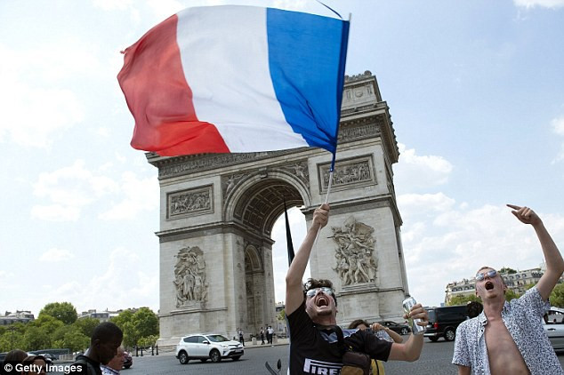 Người Pháp hạnh phúc với chiến công của đoàn quân HLV Deschamps.