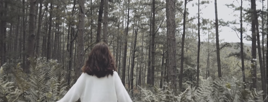 Hình ảnh cô gái nhẹ nhàng loay hoay với nỗi buồn, bạn sẽ bất chợt nhận ra bản thân mình trong đấy.