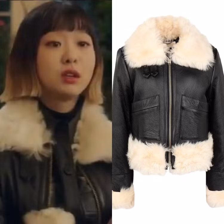 Chiếc áo jacket đen cổ lông của Michael Kors đồng điệu với túi có giá 1.295 Euro (khoảng 33 triệu đồng).