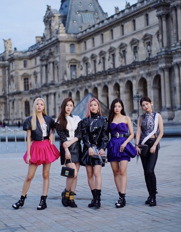 Ngay cả khi đi dự tuần lễ thời trang thì ITZY vẫn bị chê là mặc xấu