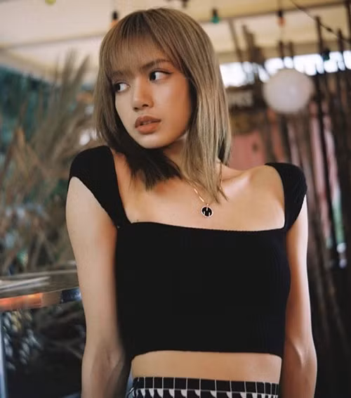 Nhờ khả năng lăng xê của Lisa, chiếc croptop cổ vuông gợi cảm của hãng Are You Am I với giá 90 USD (tương đương 2,1 triệu đồng) cũng chỉ mất 1 giờ để 