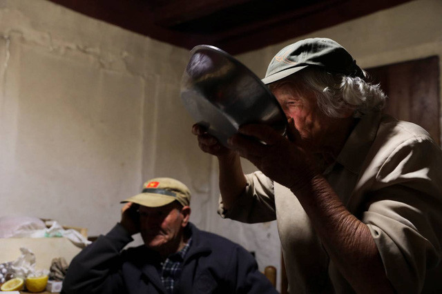 Ông bà ăn uống đơn giản.