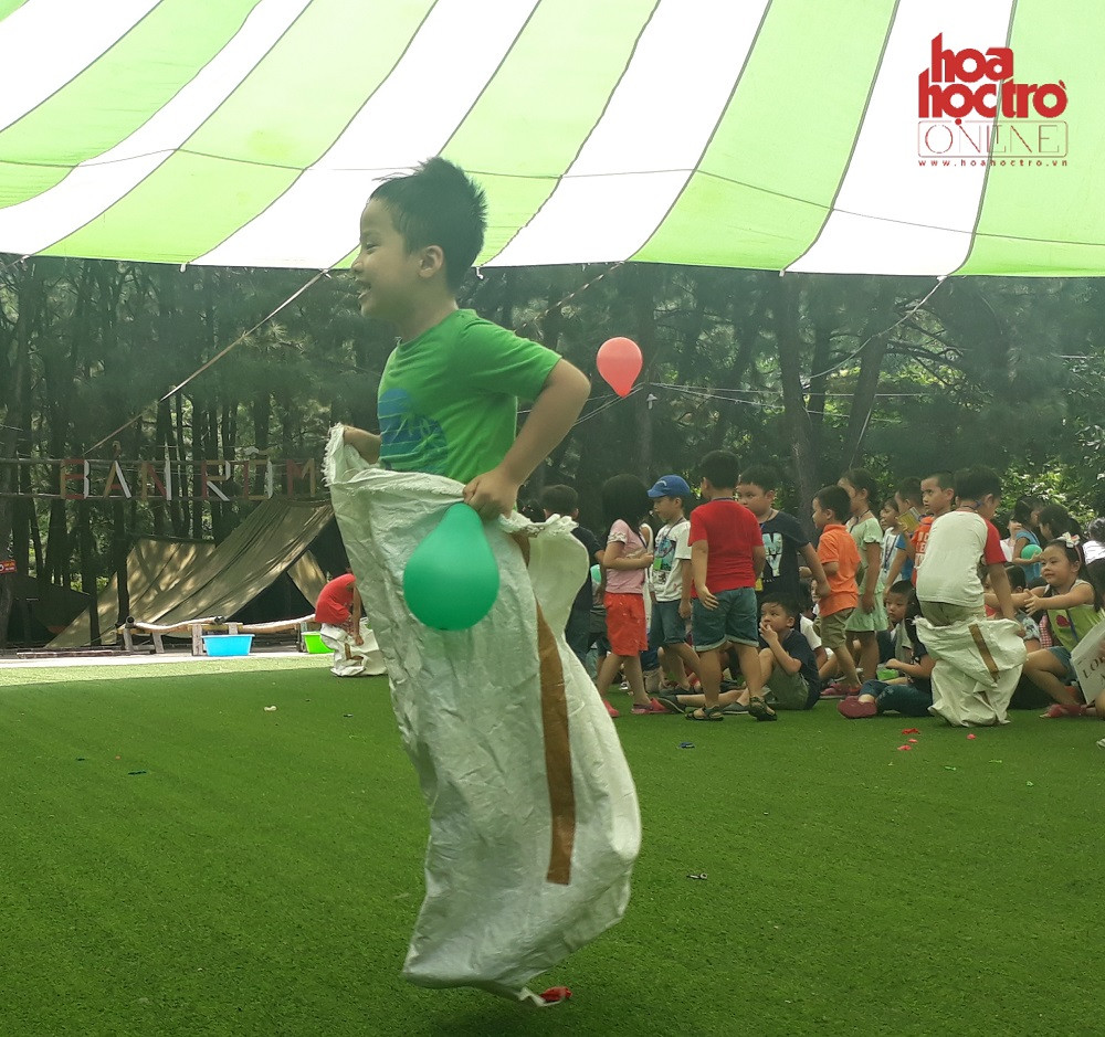 Phần thi nhảy bao bố giữa các lớp khối 1 đòi hỏi sự nhanh nhẹn và kết hợp ăn ý giữa các thành viên.