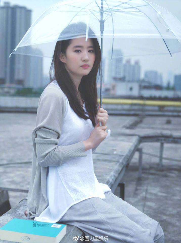 Từ ánh mắt cương nghị thoáng nét u buồn đến thần thái trầm tư lạnh lùng, Lưu Diệc Phi đều khiến người khác khó mà rời mắt.