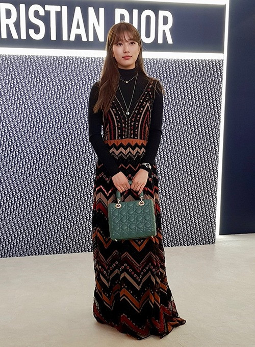 Chiếc đầm dáng suông tối màu đi kèm áo đen cổ lọ khiến diễn viên Dream High như được cộng thêm vài tuổi.