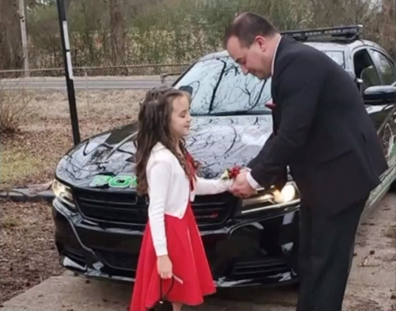 Chú Harvey đến đón Avey đi dự vũ hội.