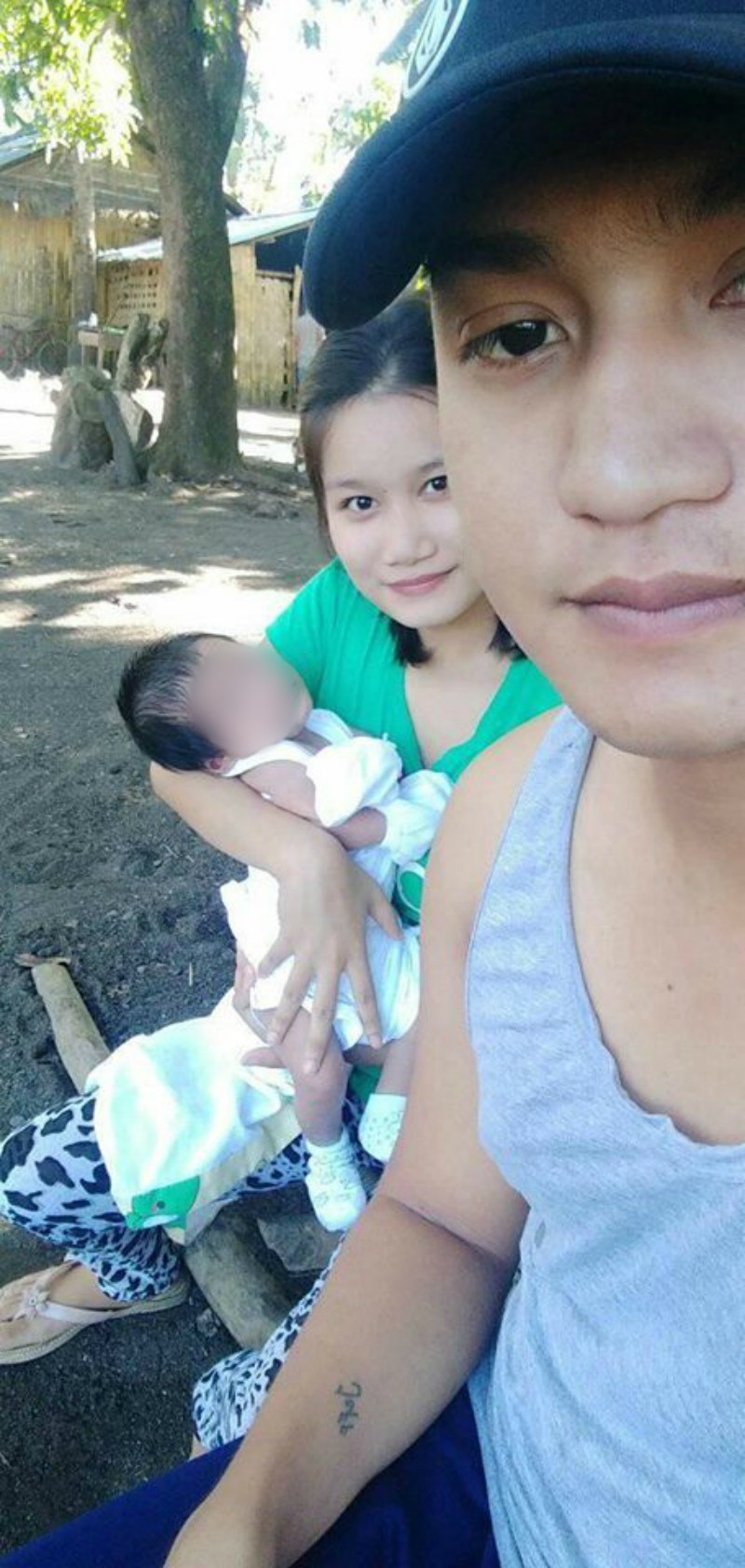 Họ đang sống hạnh phúc bên nhau cùng đứa con nhỏ.