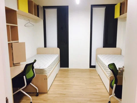 Những bức ảnh bên trong ký túc xá lan truyền trên mạng xã hội nhận được nhiều lời khen ngợi. Phòng đôi được thiết kế dành cho hai người, bao gồm hai chiếc giường, hai bàn học, khu để đồ cá nhân và phòng tắm.