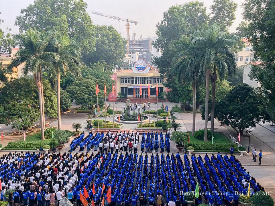 Ban lãnh đạo cùng toàn thể thầy và trò Học viện Báo chí &amp; Tuyên truyền nghiêm túc dự lễ chào cờ. (Ảnh: Ban Truyền thông - Đối ngoại AJC)