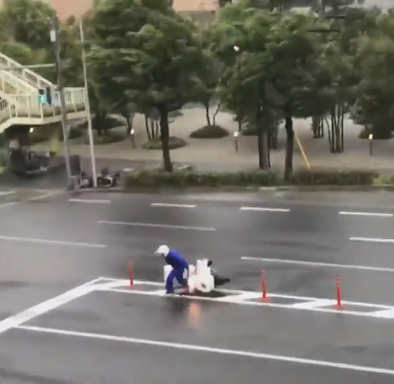 Chiếc xe bị một cơn gió mạnh hất ngã nhào.