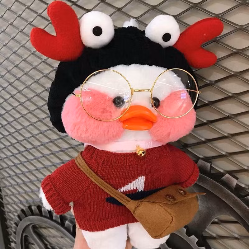 Chú vịt này cũng rất thời thượng khi bắt kịp trend đội mũ tuần lộc đón Noel về.