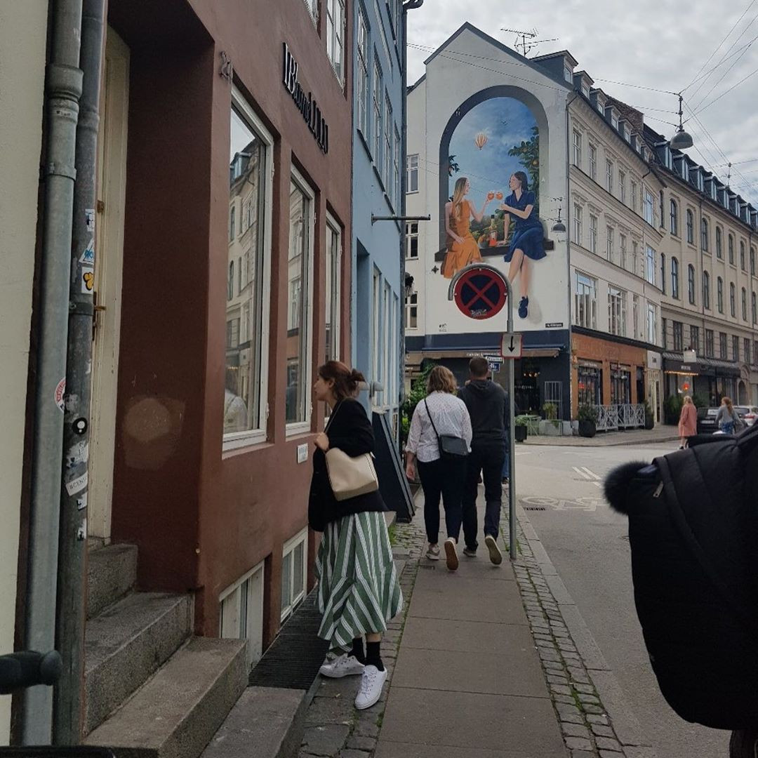 Ảnh của Suzy chẳng cần căn chọn góc, chẳng cần dùng filter này nọ, không cần ghép bầu trời ảo diệu, cô nàng cứ có sao đăng vậy mà thôi.