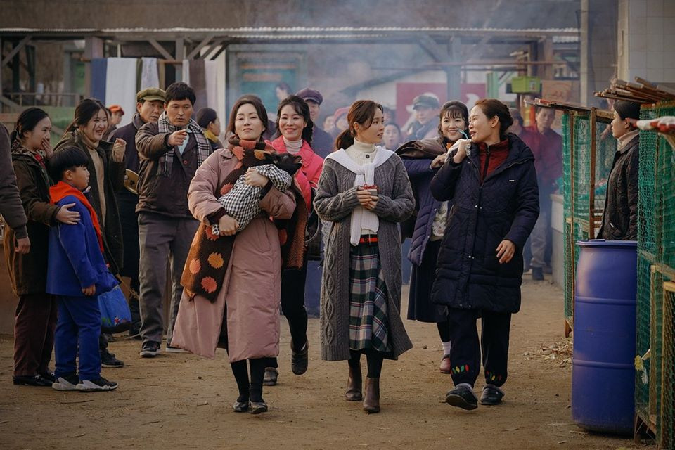 Tìm đâu ra hội chị em bạn dì đáng yêu như phim “Hạ Cánh Nơi Anh”? ảnh 4