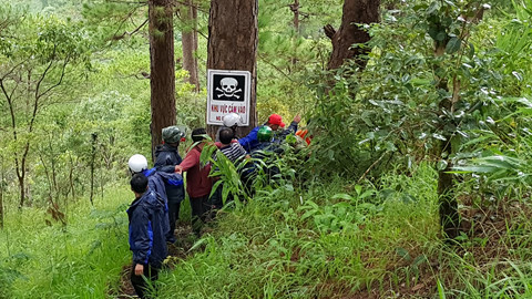 Nỗ lực đưa thi thẩ du khách lên QL20. ẢNH: LÂM VIÊN.