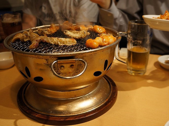 Horumonyaki là món nội tạng bò hoặc lợn nướng của Nhật, bao gồm tim gan, lá lách, ruột...