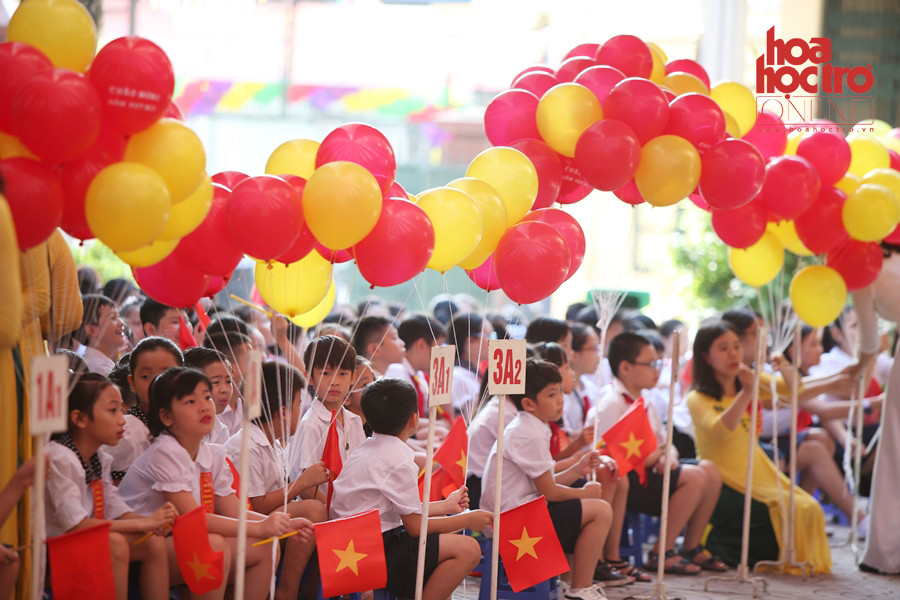 Lễ khai giảng của trường Tiểu học Thịnh Quang rực rỡ với cờ và bóng bay.