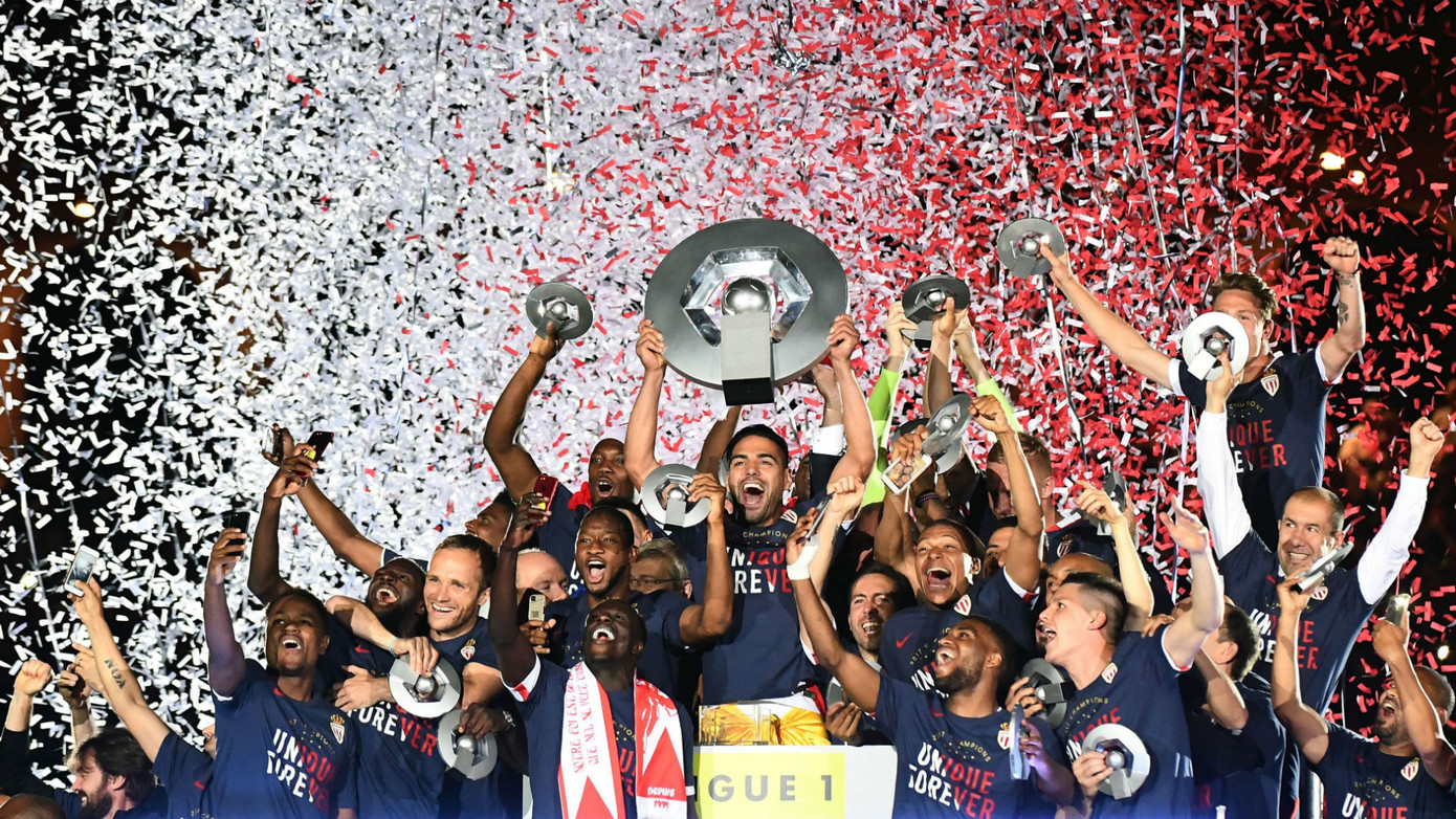 Mbappe cùng các đồng đội tại Monaco ăn mừng chức vô địch quốc gia Pháp.