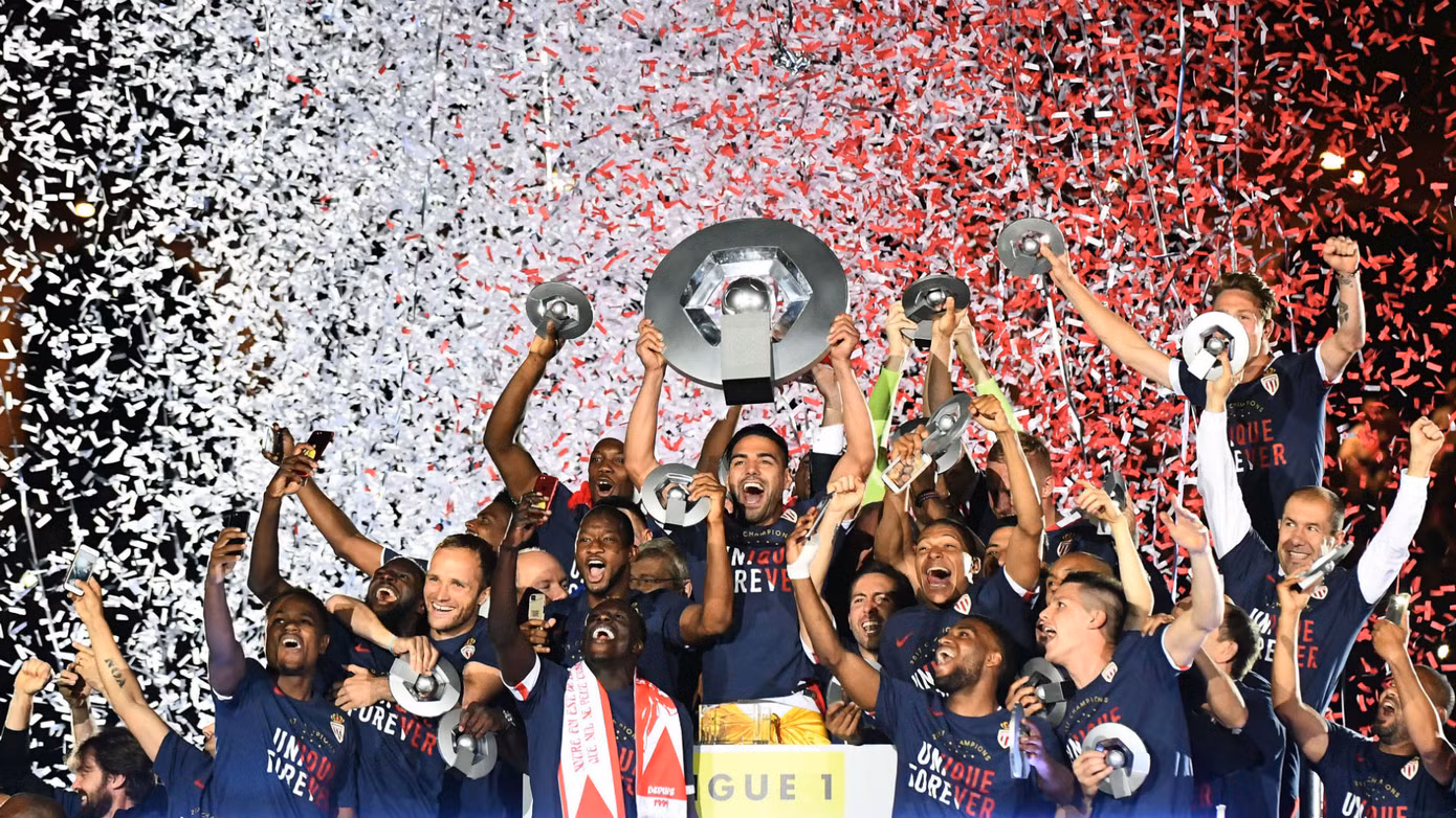 Mbappe cùng các đồng đội tại Monaco ăn mừng chức vô địch quốc gia Pháp.
