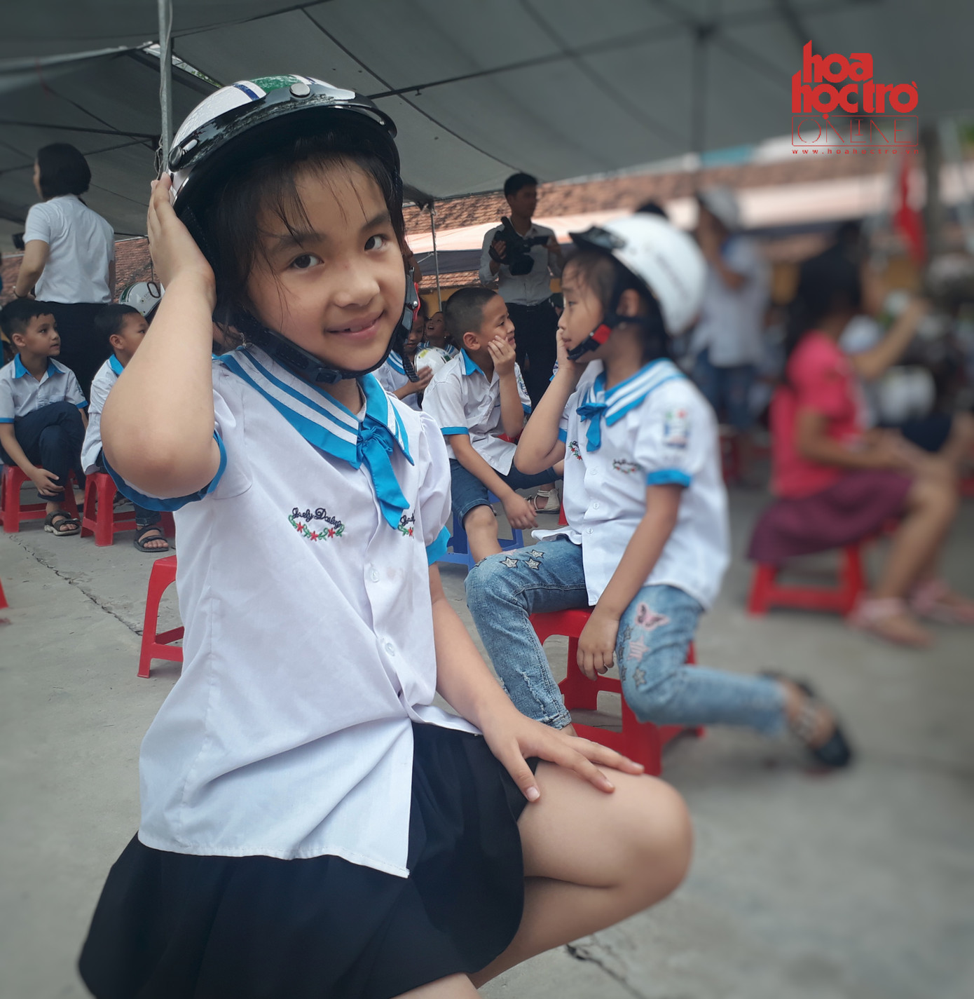 Các bạn nhỏ đều rất hào hứng khi được tặng chiếc mũ bảo hiểm mới xinh yêu. Các bạn nhỏ đều rất hào hứng khi được tặng chiếc mũ bảo hiểm mới xinh yêu.