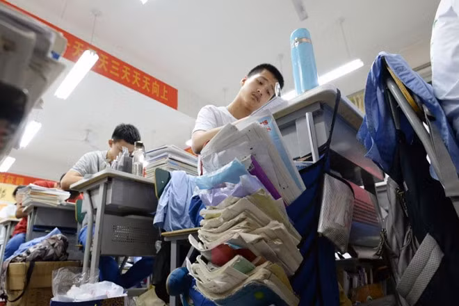 Học sinh Trung Quốc phải "dành cả thanh xuân" bên sách vở để có chỗ đứng ở những trường đại học danh giá.