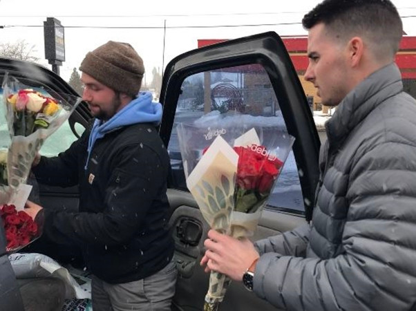 Một bông (hoặc đôi khi là một bó) hoa hồng sẽ được đặt ở bậc cửa nhà mỗi phụ nữ đơn thân thuộc mọi lứa tuổi.