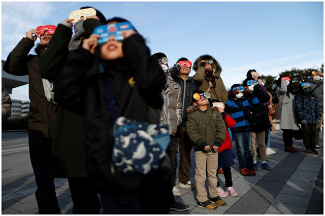 Người dân ở Tokyo, Nhật Bản đổ ra đường để chiêm ngưỡng nhật thực một phần