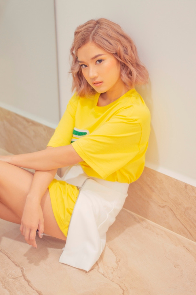 Hoàng Yến cố tình chọn kiểu áo thun dài để yểm trợ cho chiếc váy ngắn. Chỉ cần kéo khóa của chiếc váy đủ khiến bộ trang phục trở nên lạ mắt, cá tính hơn