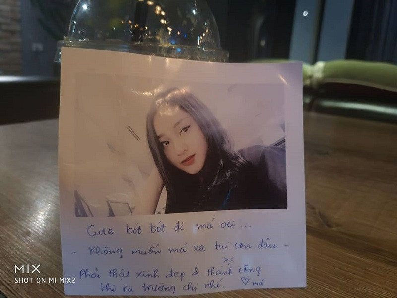 "Lấy hết can đảm, tớ cũng chỉ dám nhìn trộm cậu qua những nhánh cây..."