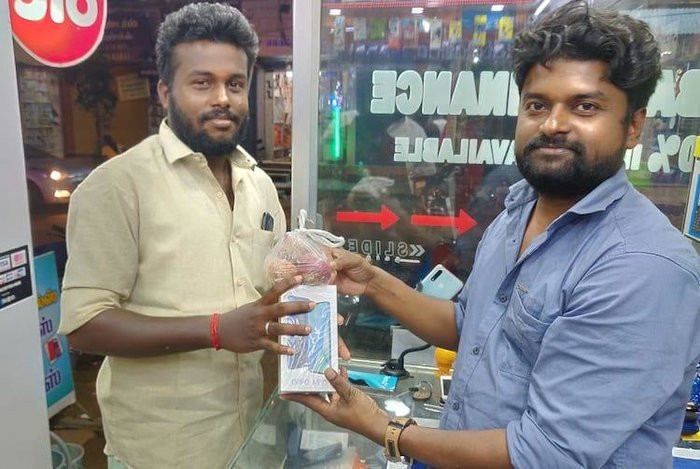 Mua một chiếc smartphone, cửa hàng này tặng khách hàng luôn một cân hành. (Ảnh: TNM)