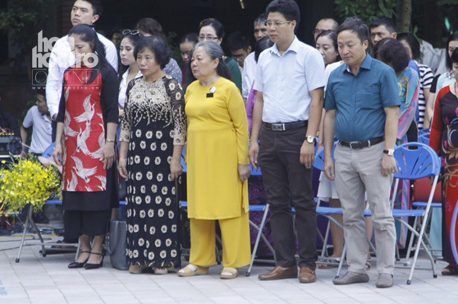 Gia đình của thầy Văn Như Cương và các thầy cô trong trường cùng tưởng nhớ đến vị hiệu trưởng quá cố của trường.