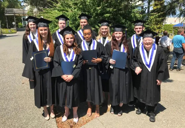 Cụ bà Joan Deebank, (ngoài cùng bên phải) cùng với bạn học chụp ảnh tốt nghiệp. Ảnh: cbc.ca